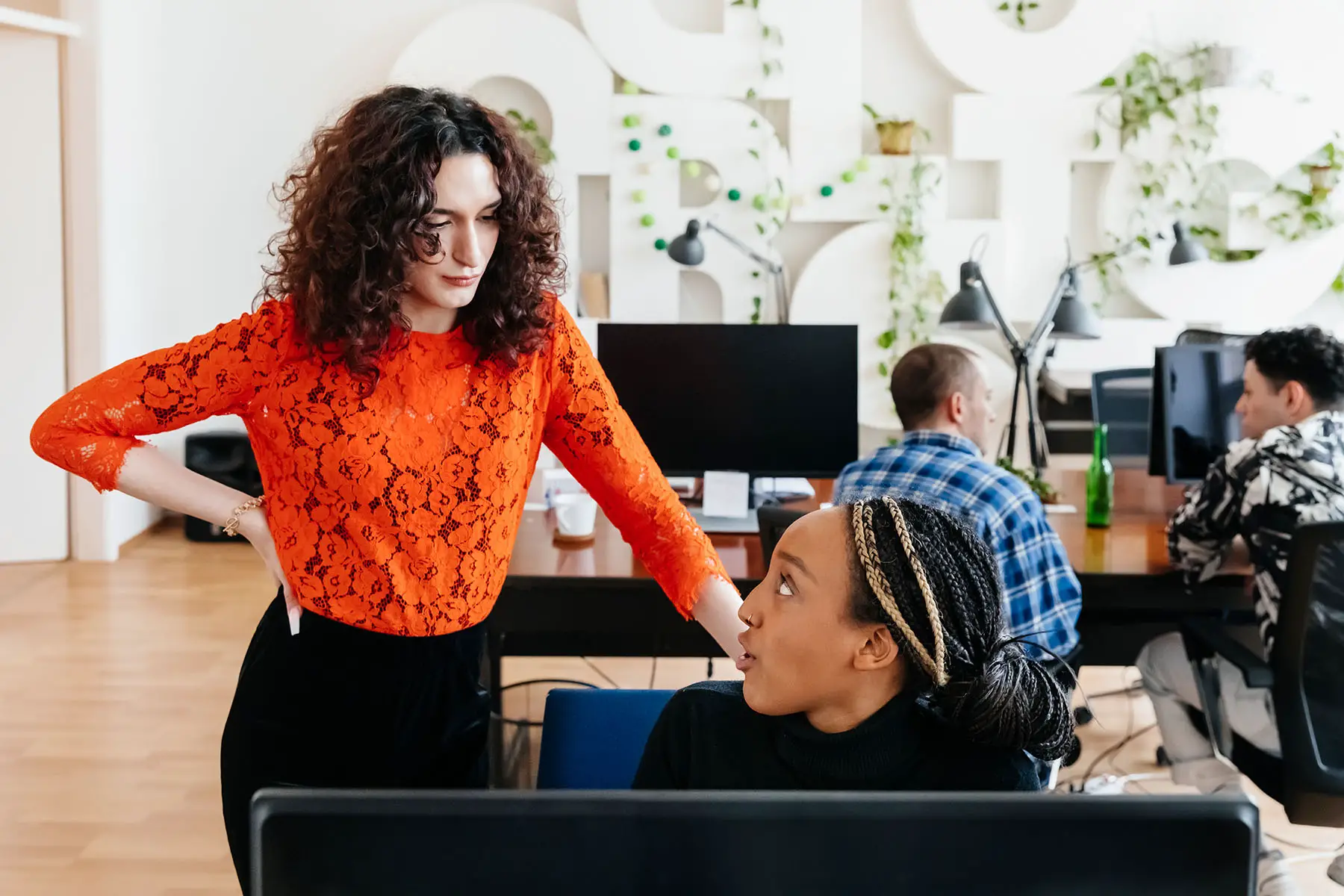 Vrolijke ondernemers in Nederlands kantoor